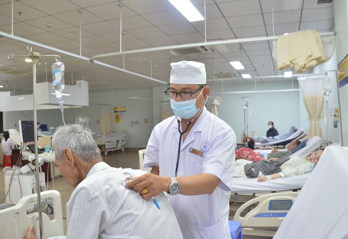 Bác sĩ Tô Văn Đà khám bệnh cho bệnh nhân. Ảnh: MI NI