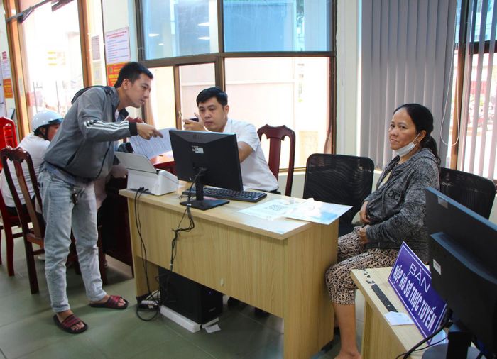 Viên chức Trung tâm Phục vụ hành chính công phường Rạch Giá hỗ trợ công dân nộp hồ sơ trực tuyến. Ảnh: HẠNH CHÂU