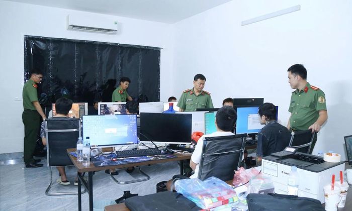 Lực lượng công an kiểm tra thiết bị do các đối tượng sử dụng để lừa đảo qua mạng.