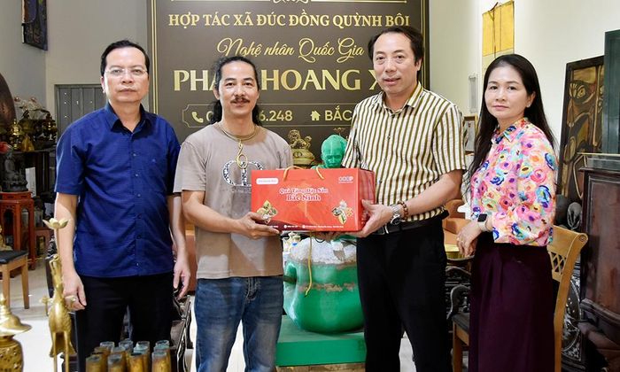  Lãnh đạo Liên minh Hợp tác xã tỉnh tặng quà động viên Hợp tác xã Đúc đồng Quỳnh Bội. 