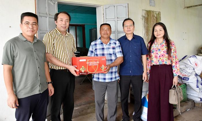  Lãnh đạo Liên minh Hợp tác xã tỉnh thăm hỏi, tặng quà động viên Hợp tác xã Nuôi trồng thủy sản Phú Thọ. 