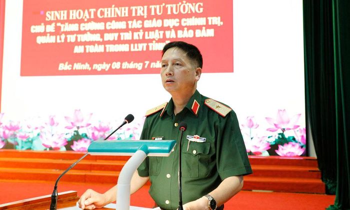  Thiếu tướng Dương Văn Quang phát biểu chỉ đạo tại buổi sinh hoạt. 