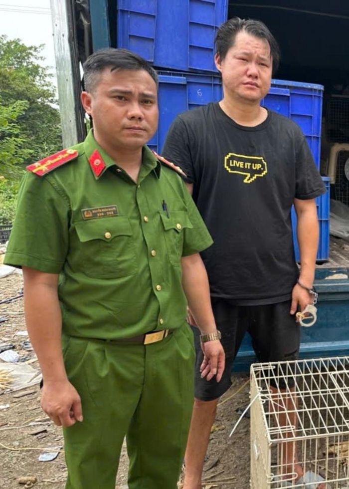Một đối tượng (áo đen) trong vụ án tại thời điểm phát hiện vi phạm.