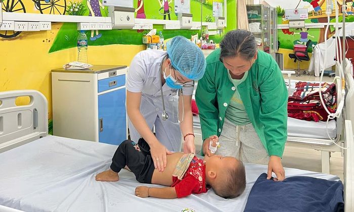 Bệnh nhi tiếp tục được theo dõi sau gắp dị vật.