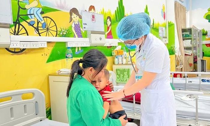 Bệnh nhi được thăm khám, theo dõi sức khỏe sát sao trước khi thực hiện thủ thuật gắp dị vật.