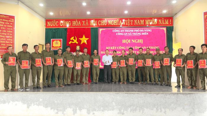 Xã Thăng Điền kiện toàn 12 Tổ an ninh trật tự tại cơ sở sau khi đã sắp xếp lại 12 thôn từ ngày 1/7. Ảnh: GIANG BIÊN