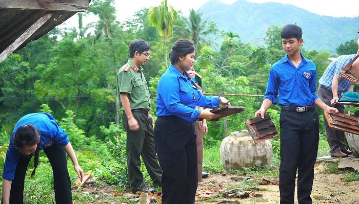 Đoàn viên, thanh niên hỗ trợ gia đình chính sách sửa chữa nhà ở. Ảnh: MINH THÔNG