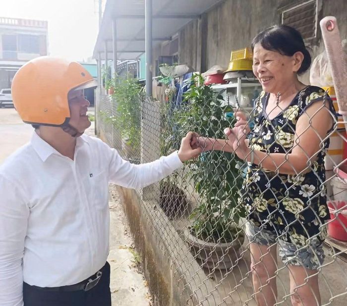 Trưởng thôn Hòa Phong (xã Hòa Vang) Trần Viết Phương đi thực tế địa bàn nắm bắt tình hình dân cư. Ảnh: NVCC