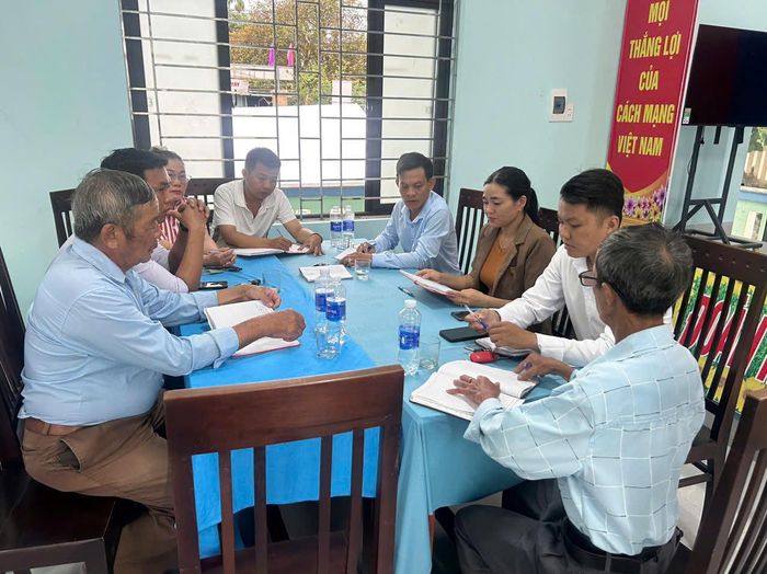 Anh Nguyễn Văn Tân (thứ 2, bên phải), Phó Bí thư Chi bộ kiêm Trưởng thôn Hạ Nông, họp bàn giải quyết kiến nghị của người dân. Ảnh: NVCC