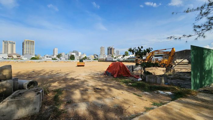 Một doanh nghiệp đang chuẩn bị mặt bằng mới cho dự án trong Khu công nghiệp Đà Nẵng. Ảnh: THÀNH LÂN