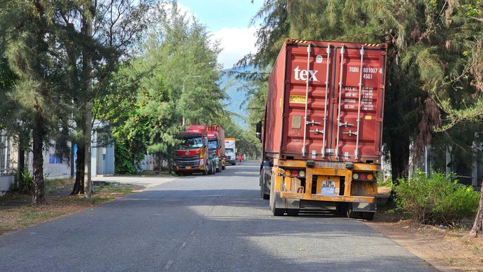 Các xe vận chuyển hàng tại Khu công nghiệp Đà Nẵng. Ảnh: THÀNH LÂN