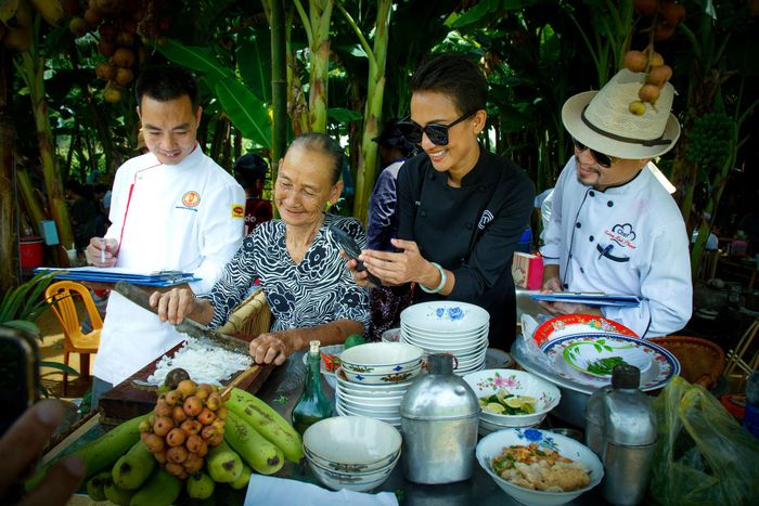 Ẩm thực địa phương luôn có sức hấp dẫn với du khách. Ảnh: LÊ TRỌNG KHANG