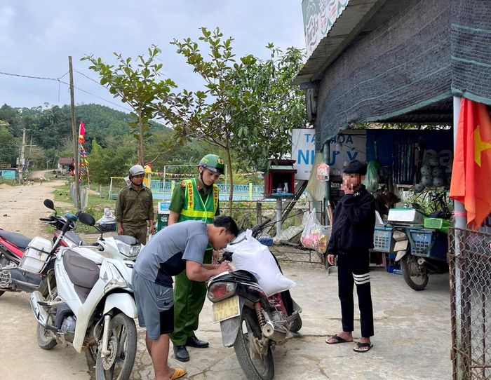 Công an xã Sông Vàng kết hợp tuần tra kiểm soát với công tác tuyên truyền. Ảnh: KHẢI KHIÊM