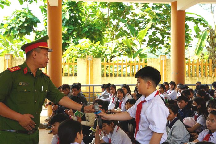 Công an xã Đông Giang chú trọng tuyên truyền an toàn giao thông cho học sinh. Ảnh: KHẢI KHIÊM