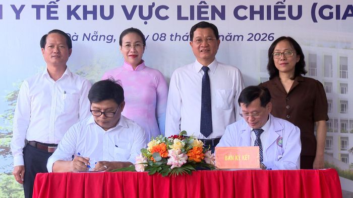 Lãnh đạo thành phố chứng kiến lễ ký bàn giao công trình Khối nhà đa chức năng Trung tâm Y tế khu vực Liên Chiểu, giai đoạn 2. Ảnh: DIỄM HƯƠNG - HỮU VIỆT