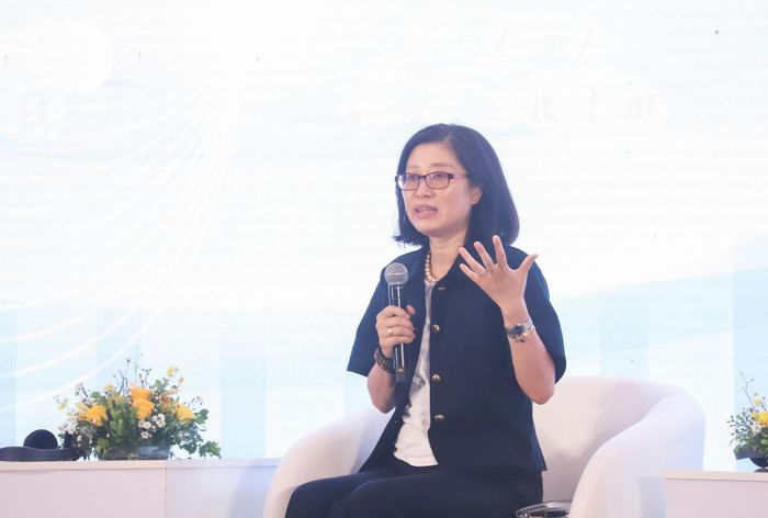 GS. Zhang Ying, GS. Zhang Ying chia sẻ tại đối thoại. Ảnh: NGỌC PHÚ