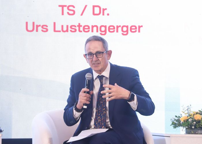 GS. Urs Lustenberger chia sẻ tại đối thoại. Ảnh: NGỌC PHÚ