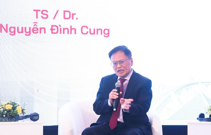 TS. Nguyễn Đình Cung chia sẻ tại đối thoại. Ảnh: NGỌC PHÚ