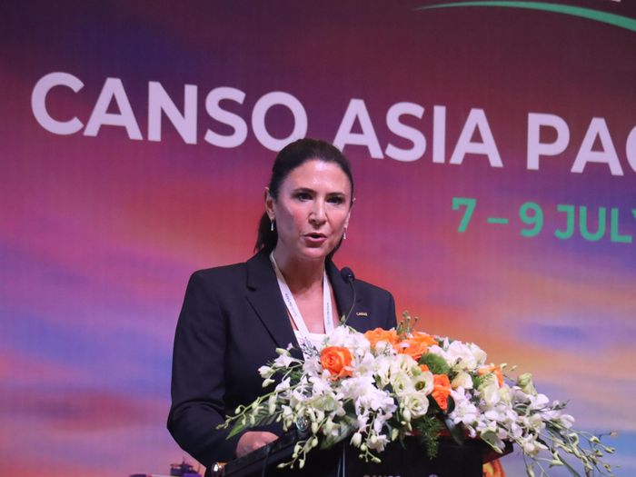 Bà Andrea Sack, Phó Chủ tịch cấp cao CANSO phát biểu tại hội nghị. Ảnh: QUỐC TUẤN