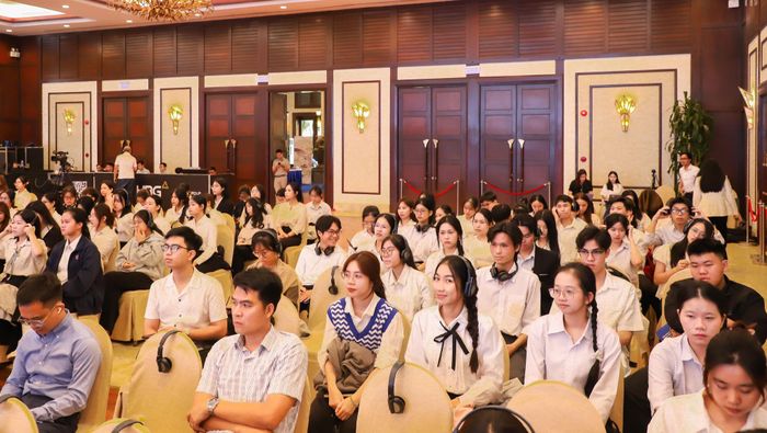 Sinh viên Trường Đại học Kinh tế (Đại học Đà Nẵng) tham dự đối thoại. Ảnh: NGỌC PHÚ