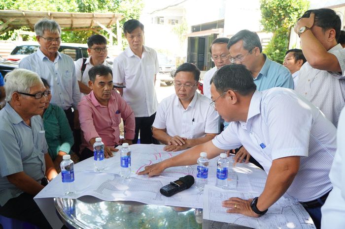 Đoàn giám sát kiểm tra thực tế dự án Hạ tầng kỹ thuật khu vực Đông Nam nút giao Hòa Cầm - giai đoạn 1. Ảnh: TÂM ĐAN
