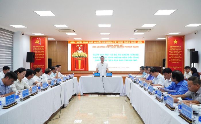 Sau kiểm tra thực tế, đoàn giám sát làm việc với các cơ quan, đơn vị, địa phương liên quan tại UBND phường Cẩm Lệ. Ảnh: TÂM ĐAN