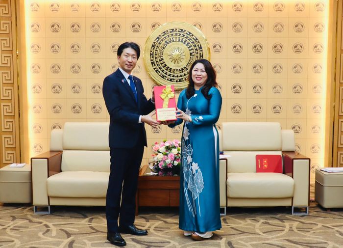 Phó Chủ tịch Thường trực Ủy ban MTTQ Việt Nam thành phố Nguyễn Thị Thu Lan (bên phải) tặng quà lưu niệm cho Thị trưởng thành phố Sakai NAGAFUJI Hideki. Ảnh: QUỐC TUẤN