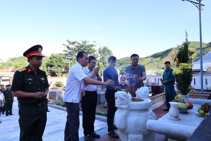 Lãnh đạo xã Lãnh Ngọc dâng hoa, dâng hương lên Đài tưởng niệm các anh hùng liệt sĩ xã Tiên Hiệp (cũ). Ảnh: N.HƯNG