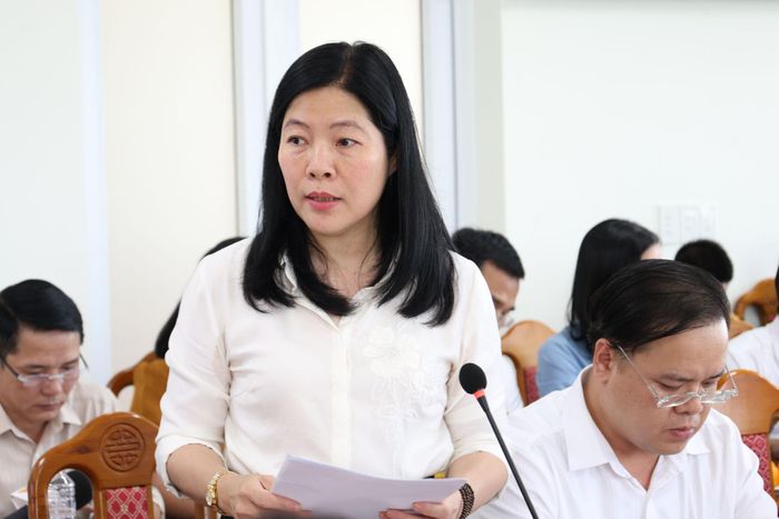 Giám đốc Sở Giáo dục và Đào tạo Lê Thị Bích Thuận báo cáo tại buổi làm việc. Ảnh: NGỌC HÀ