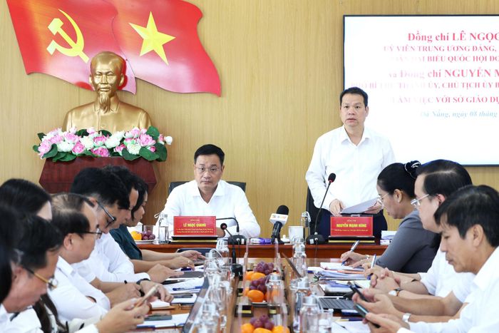 Chủ tịch UBND thành phố Nguyễn Mạnh Hùng kết luận buổi làm việc. Ảnh: NGỌC HÀ