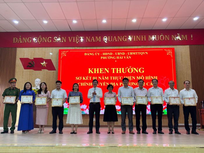 Lãnh đạo phường Hải Vân tặng giấy khen cho 11 tập thể có thành tích xuất sắc trong thực hiện nhiệm vụ sau 1 năm thực hiện mô hình chính quyền địa phương 2 cấp. Ảnh: KHÁNH NGÂN