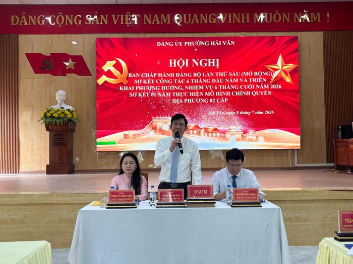 Lãnh đạo Đảng ủy phường Hải Vân chủ trì hội nghị. Ảnh: KHÁNH NGÂN