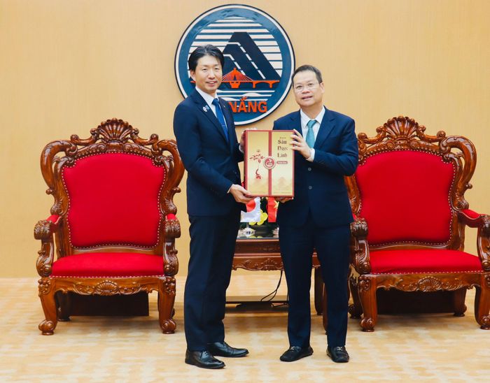 Chủ tịch UBND thành phố Nguyễn Mạnh Hùng tặng quà lưu niệm cho Thị trưởng thành phố Sakai NAGAFUJI Hideki. Ảnh: QUỐC TUẤN