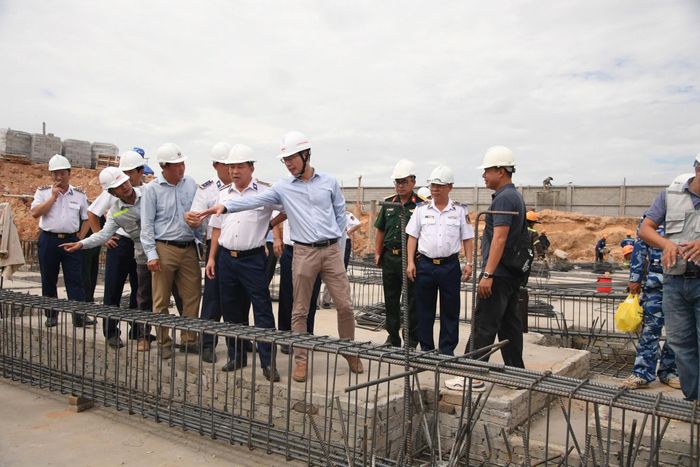 Đoàn công tác kiểm tra hiện trường thi công dự án. Ảnh: N.TRUNG