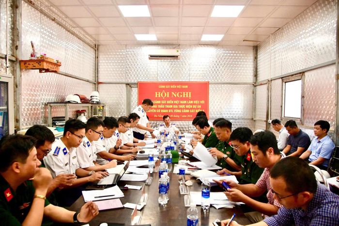Đoàn công tác làm việc tại công trường dự án. Ảnh: N.TRUNG