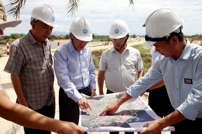 Chủ tịch HĐND thành phố Nguyễn Đức Dũng và Phó Chủ tịch HĐND thành phố Trần Xuân Vinh kiểm tra tại dự án cầu Nguyễn Duy Hiệu. Ảnh: TRỌNG HUY
