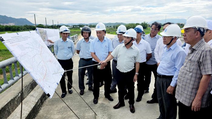 Chủ tịch HĐND thành phố Nguyễn Đức Dũng và Phó Chủ tịch HĐND thành phố Trần Xuân Vinh kiểm tra dự án cầu Tây An 1, cầu Tây An 2, xã Nam Phước. Ảnh: TRỌNG HUY