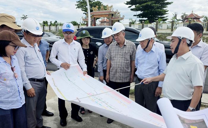 Đoàn công tác khảo sát thực tế dự án cầu Sông Thu và cầu An Bình. Ảnh: TRỌNG HUY