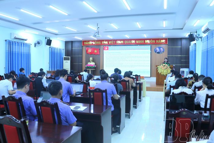 Toàn cảnh buổi học tập, quán triệt các văn bản của Trung ương, Tỉnh ủy.