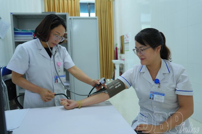 Khám sức khỏe định kỳ cho cán bộ, viên chức tại Trung tâm Kiểm soát bệnh tật tỉnh Điện Biên. Ảnh: Minh Thảo