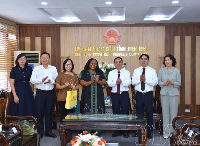 Phó Chủ tịch UBND tỉnh Nguyễn Văn Đoạt chụp ảnh lưu niệm cùng Đoàn công tác Cơ quan Liên hợp quốc về Bình đẳng giới và Trao quyền cho Phụ nữ tại Việt Nam.