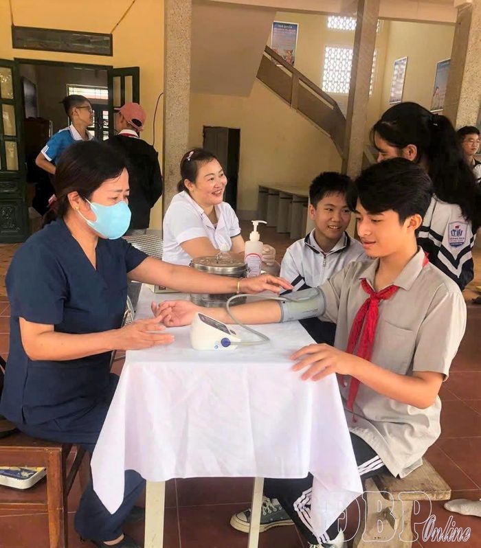 Cán bộ Trạm Y tế xã Sam Mứn thăm, khám sức khỏe cho học sinh.