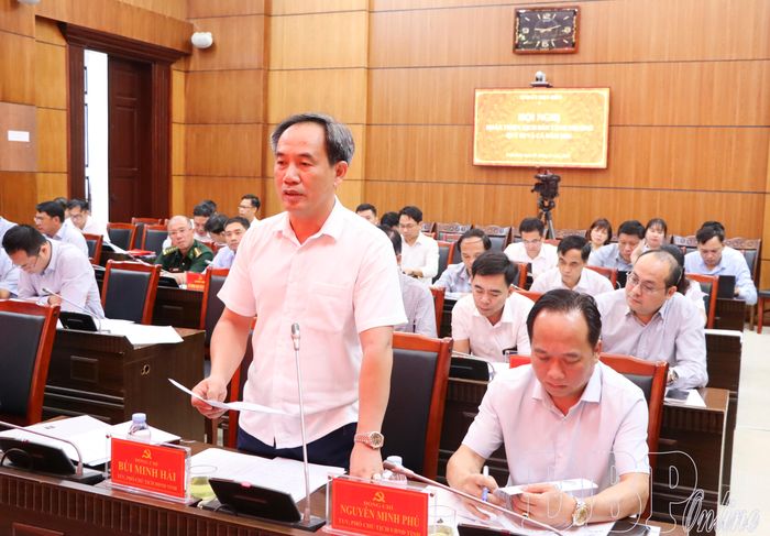 Đồng chí Bùi Minh Hải, Phó Chủ tịch HĐND tỉnh tham gia ý kiến.