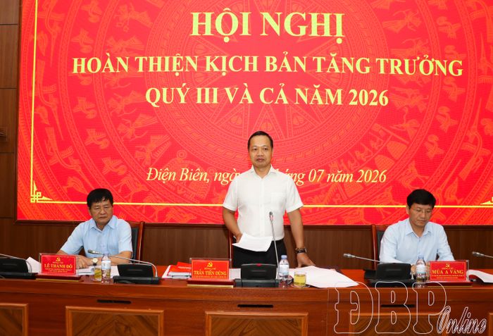 Bí thư Tỉnh ủy Trần Tiến Dũng điều hành hội nghị.