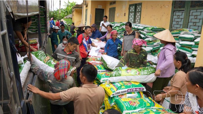 Bà con nông dân phấn khởi nhận phân bón hỗ trợ triển khai mùa vụ.