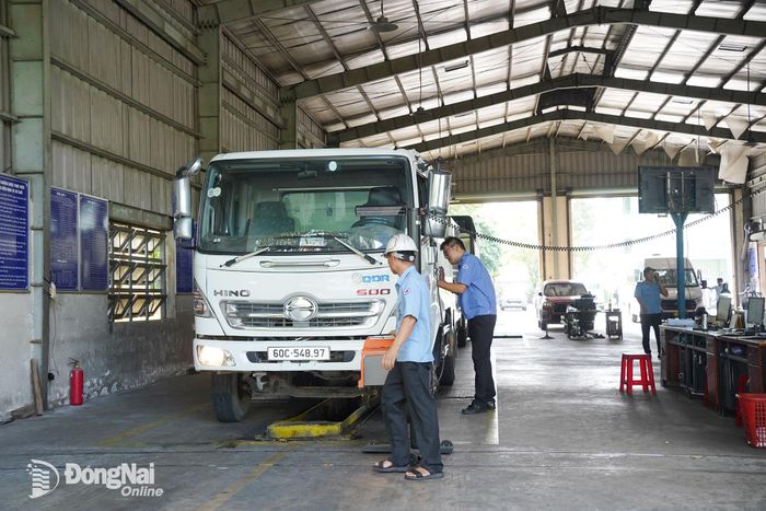 Các đăng kiểm viên của Trung tâm Đăng kiểm xe cơ giới 60-01S (phường Trấn Biên) kiểm định phương tiện.