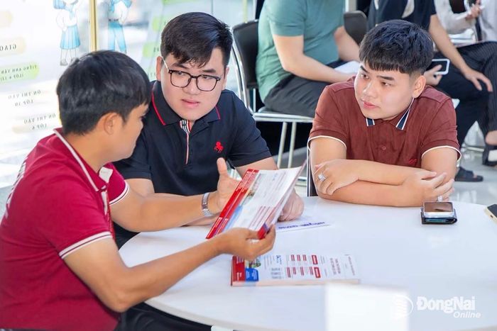 Thí sinh làm thủ tục đăng ký xét tuyển trực tiếp tại Trường đại học Công nghệ Đồng Nai. Ảnh: Công Nghĩa