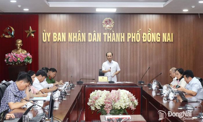 Ủy viên Ban Thường vụ Thành ủy, Phó Chủ tịch UBND thành phố Đồng Nai Nguyễn Tuấn Anh phát biểu tại cuộc họp. Ảnh: Hoàng Lộc