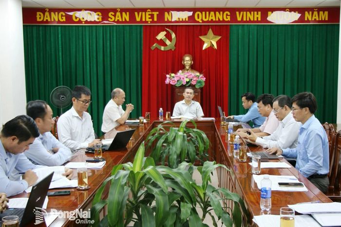 Ủy viên Ban Thường vụ Thành ủy, Phó Chủ tịch UBND thành phố Lê Trường Sơn chủ trì buổi làm việc. Ảnh: Hải Quân