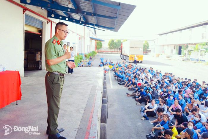 Công tác tuyên truyền, đấu tranh chống lại các quan điểm sai trái, phản động của thế lực thù địch cho công nhân luôn được Công an thành phố Đồng Nai quan tâm thực hiện. Ảnh minh họa: Trần Danh